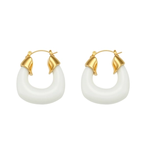 Dettaglio degli orecchini a cerchio a forma di U placcati oro con finitura crema