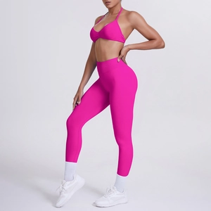 Dettaglio del completo yoga rosa acceso con reggiseno a lupetto e leggings a vita alta