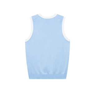 Vue détaillée du dos d'un gilet en maille bleu clair avec des bordures contrastées blanches