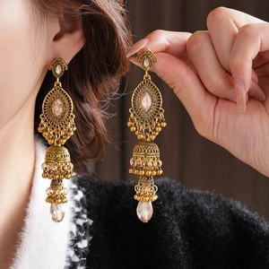 Détail de boucles d'oreilles bohèmes vintage à pampilles avec cristaux et perles