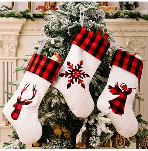 Detailsicht gesteppter weißer Nikolaustiefel mit rot-karierten Rentier- und Engel-Applikationen
