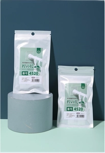 Détail de deux supports de tringle adhésifs blancs en emballage 4520 pour rideau de douche
