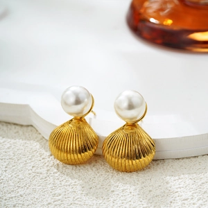 Élégantes boucles d'oreilles coquillage en or 18k avec perle d'eau douce blanche