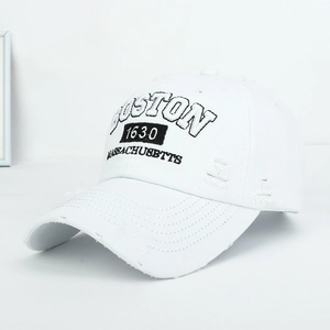 Casquette de baseball blanche brodée élégante avec détails design Boston 1630 usés