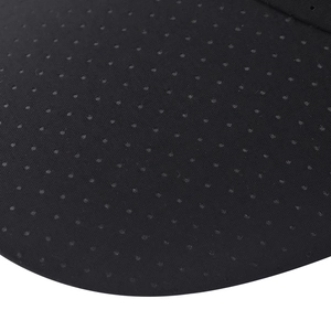 Makroaufnahme von atmungsaktivem Mesh-Gewebe mit feinen Laser-Cut-Lüftungslöchern