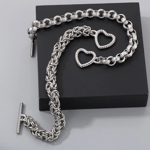 Bracelet en acier titane pour hommes et femmes avec breloques cœur et fermoir à bascule OT