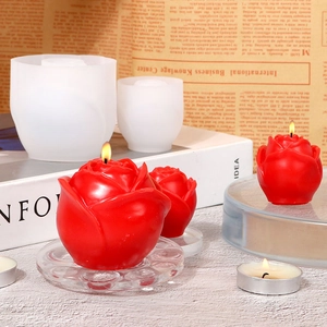 Makro-Detail von Rosen-Silikonformen und fertigen Kerzen mit geschichteten Blütenblättern