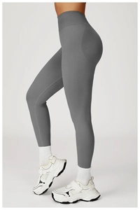 Détails du tissu côtelé d'un legging de yoga sans couture à taille haute gris foncé