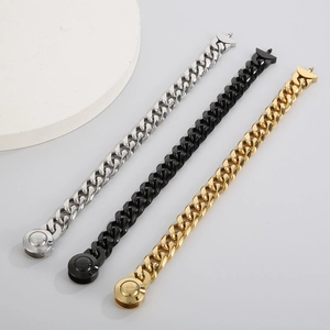 Détail de chaînes Cuban link de 13 mm en argent, or et noir avec fermoirs diamant CNC