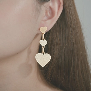 Boucles d'oreilles en acier titane plaqué or 18 carats avec triple pendentifs cœur texturé