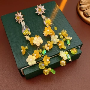 Boucles d'oreilles fleurs en cristal et pompons avec pétales en résine jaune et verte