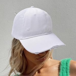 Gorra trucker blanca vintage con malla transpirable y bordado F de estilo desgastado