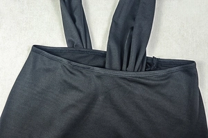 Vue détaillée des coutures soignées et de l'attache des bretelles d'une robe moulante noire