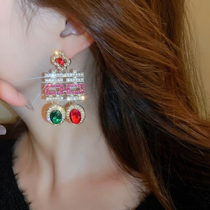 Détail des boucles d'oreilles rétro Xi avec strass et pierres gemmes colorées