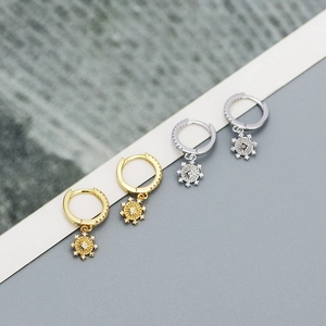 Detailed view of s925 silver eight-pointed star earrings in gold and silver finishes