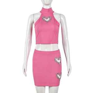 Detail des rosa Strick-Crop-Tops mit herzförmigem Strass-Ausschnitt und Rippenstruktur-Stoff