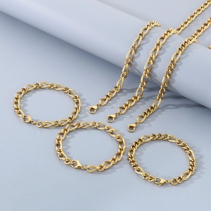 Dettaglio del set di collane e bracciali a catena cubana dorata con maglie motivo 3:1