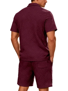 Détail d'un ensemble décontracté bordeaux pour hommes en tissu jacquard à losanges