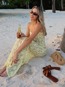 Gros plan sur le tissu en dentelle jaune et la texture florale fine à la plage