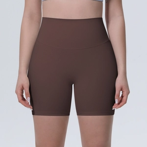 Détail du short de yoga taille haute gainant marron foncé avec tissu élastique sans couture