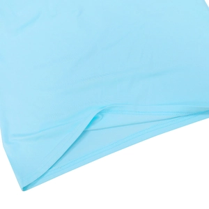 Détail de l'ourlet de la robe bleu clair avec double surpiqûre précise et tissu lisse
