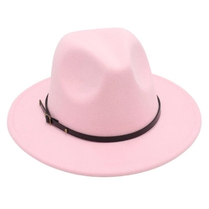 Detail eines rosa Wollfilzhutes mit schwarzem Lederband und Metallschnalle für Damen