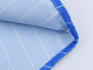 Détail du pyjama à rayures bleues montrant les coutures et la texture du tissu