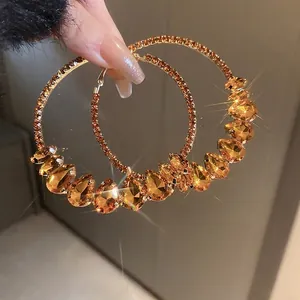Boucles d'oreilles créoles dorées avec cristaux ambre poire et ronds, style vintage