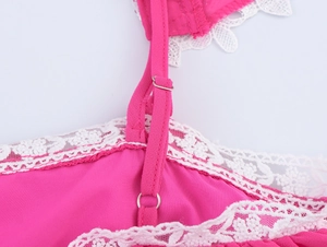 Dettaglio di spallina regolabile in chiffon rosa con pizzo e fibbia metallica