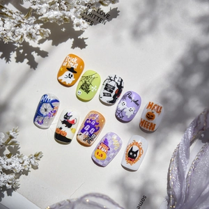 Gros plan d'autocollants 3D pour ongles d'Halloween avec motifs citrouille et fantôme