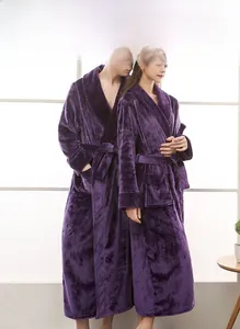 Détail d'un peignoir en flanelle violette épaisse avec ceinture et grandes poches