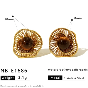 Vue détaillée de boucles d'oreilles spirales dorées avec perle brune et dimensions