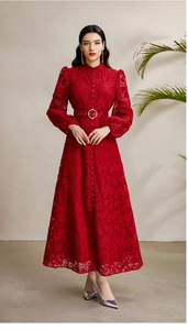 Détail de la robe en dentelle rouge avec col montant victorien et ceinture à strass
