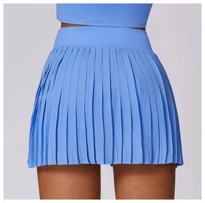 Gros plan du tissu de jupe de tennis plissée bleu clair avec texture élastique