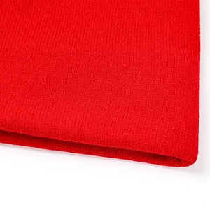 Vue macro détaillée montrant la texture en maille rouge verticale et le tissu doux du bonnet