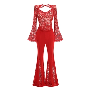 Détail du haut en dentelle rouge à manches évasées et pantalon long assorti évasé