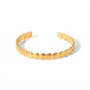 Bracelet jonc minimaliste en acier titane plaqué or 18 carats avec texture coquille