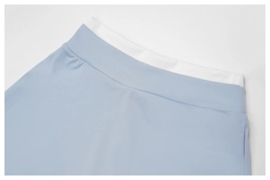 Dettaglio della gonna sportiva azzurra con fascia elastica in vita a costine bianche
