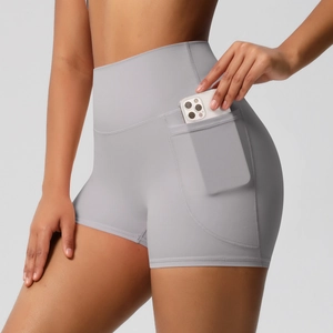 Détail du short de yoga gris à taille haute avec poche latérale pratique pour téléphone