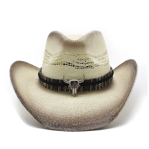 Détail d'un chapeau de cowboy en paille tressée avec bord dégradé et pendentif tête de taureau