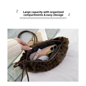 Gros plan de l'intérieur du sac en fausse fourrure léopard montrant l'espace de rangement