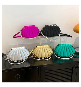 Detailansicht der Muscheltaschen mit Perlenketten in verschiedenen Metallic-Farben