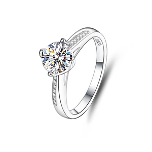 Vue macro d'une bague en argent S925 avec serti 4 griffes et moissanite ronde