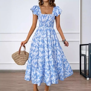 Robe bohème fleurie avec encolure carrée, manches à volants et jupe à volants en bleu