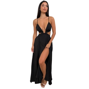 Détail d'une robe longue noire sexy avec décolleté en V profond et découpes à la taille