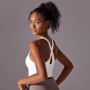 Détail de la brassière de sport blanche avec un design élégant à dos croisé