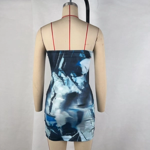 Vue arrière d'une mini robe moulante à imprimé abstrait bleu et blanc sur mannequin
