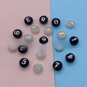 Perle tonde in conchiglia bianco e nero con numeri dorati 0-9 per creazione gioielli