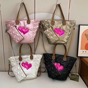 Conjunto de bolsos acolchados con diseño de corazón y neceser en cuatro colores