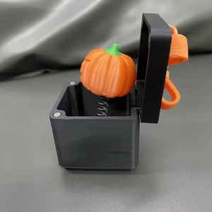 Dettaglio della scatola scherzo di Halloween stampata in 3D con zucca a molla interna